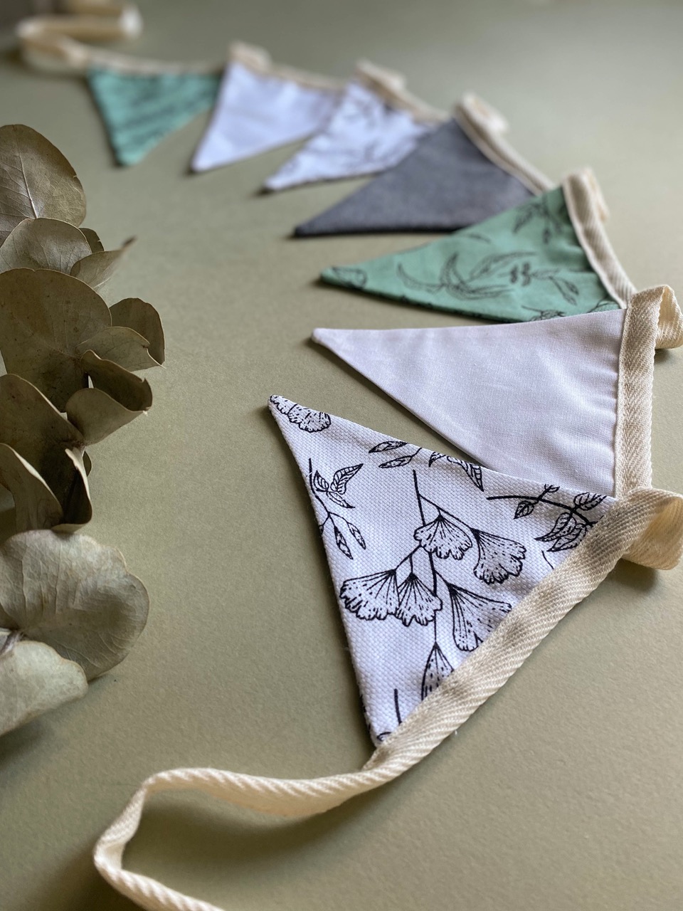 Флажки из плотного хлопка узоры/белый на хлопковой ленте