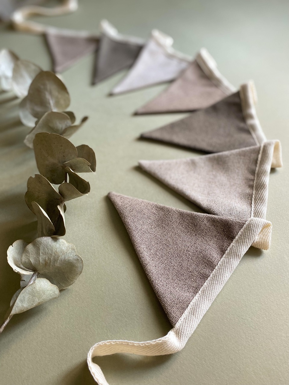 Флажки из плотного льна натур на хлопковой ленте