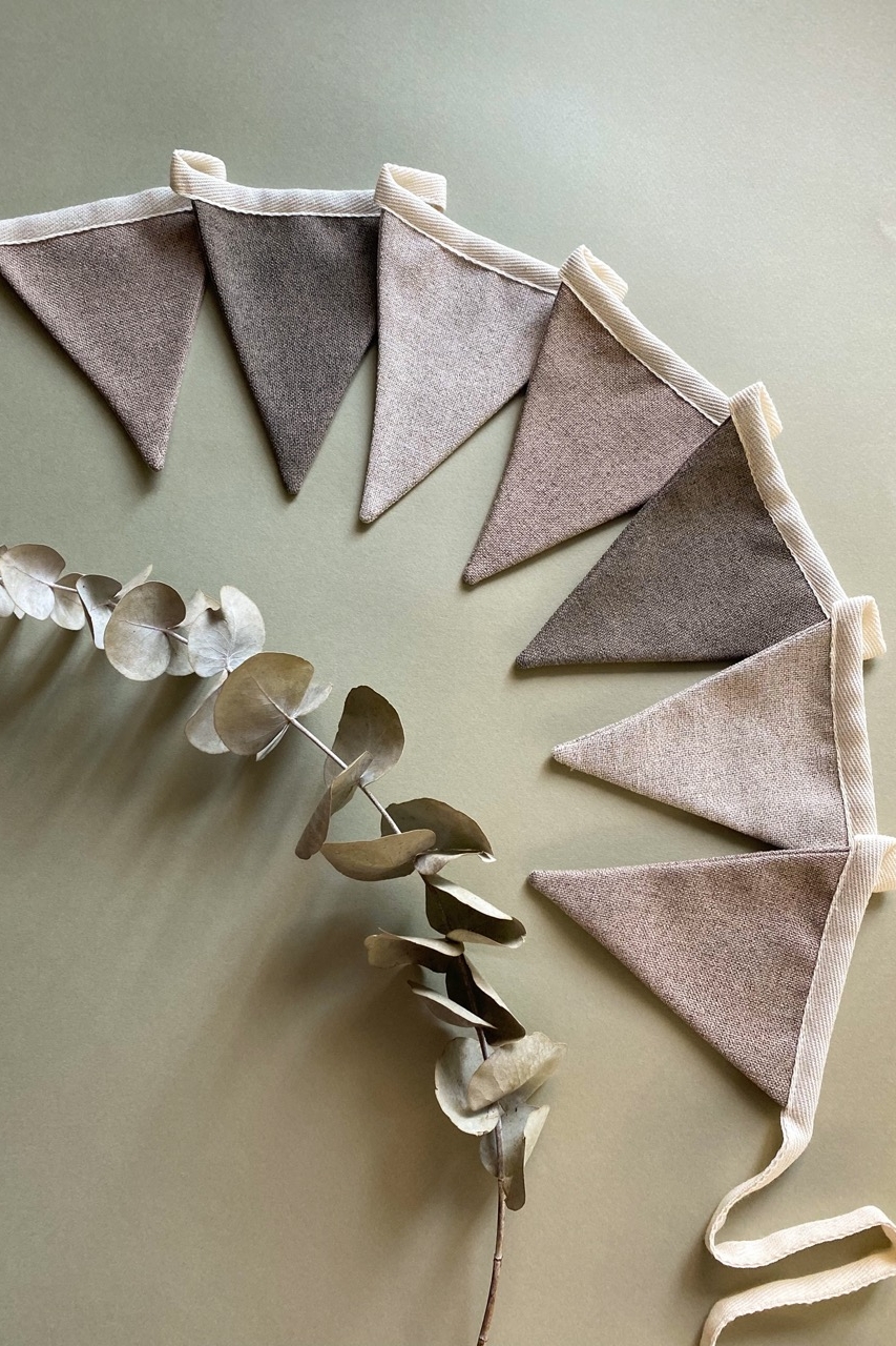 Флажки из плотного льна натур на хлопковой ленте