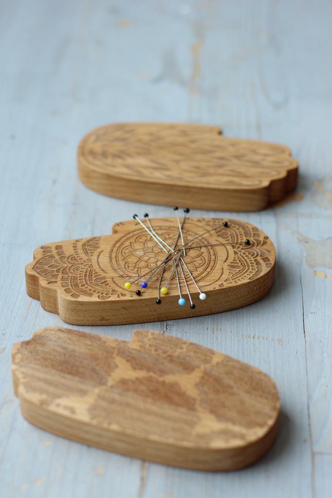 Игольница деревянная магнитная РУКА БУДДЫ