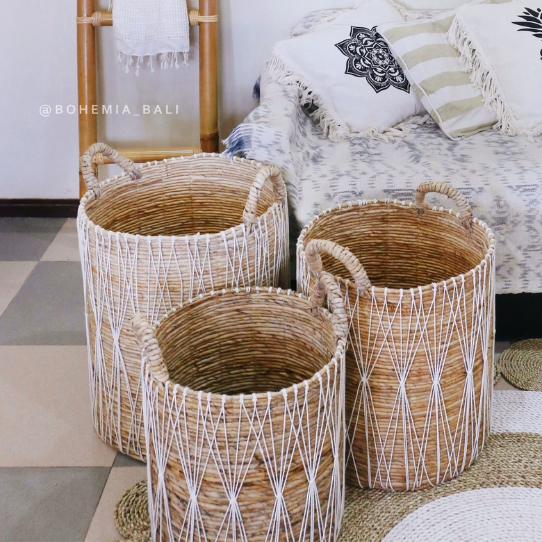 Корзина плетеная из банановых листьев