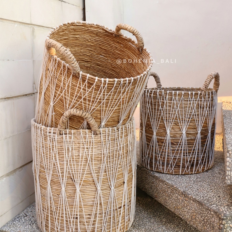 Корзина плетеная из банановых листьев