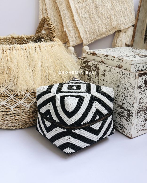 Корзина плетеная с бахрамой и белой нитью