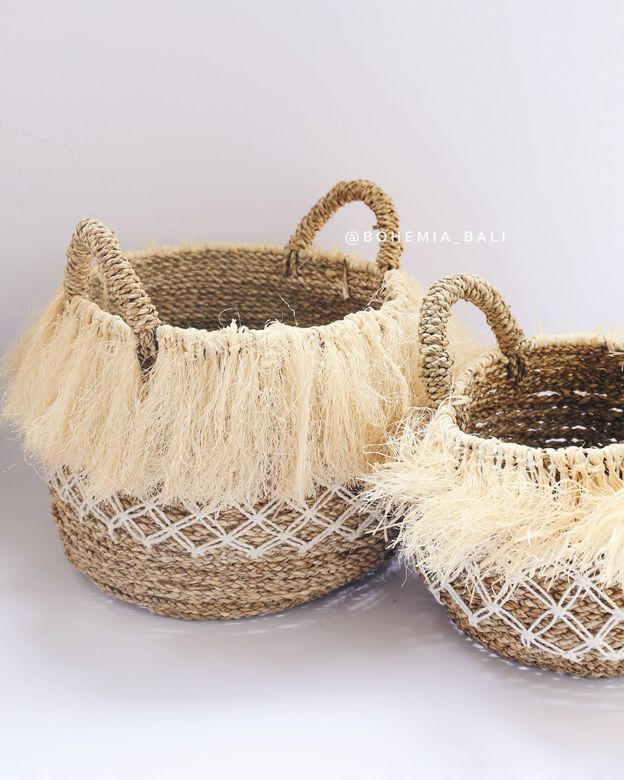 Корзина плетеная с бахрамой и белой нитью