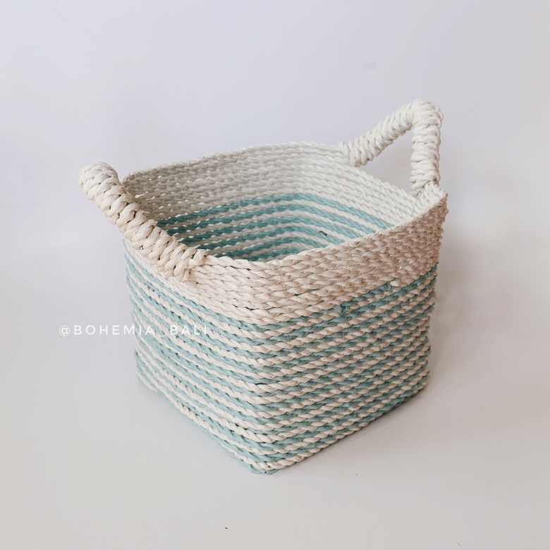 Корзина плетеная белая в голубую полоску