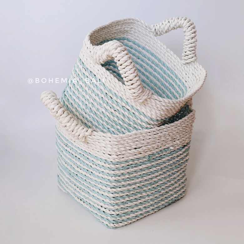 Корзина плетеная белая в голубую полоску