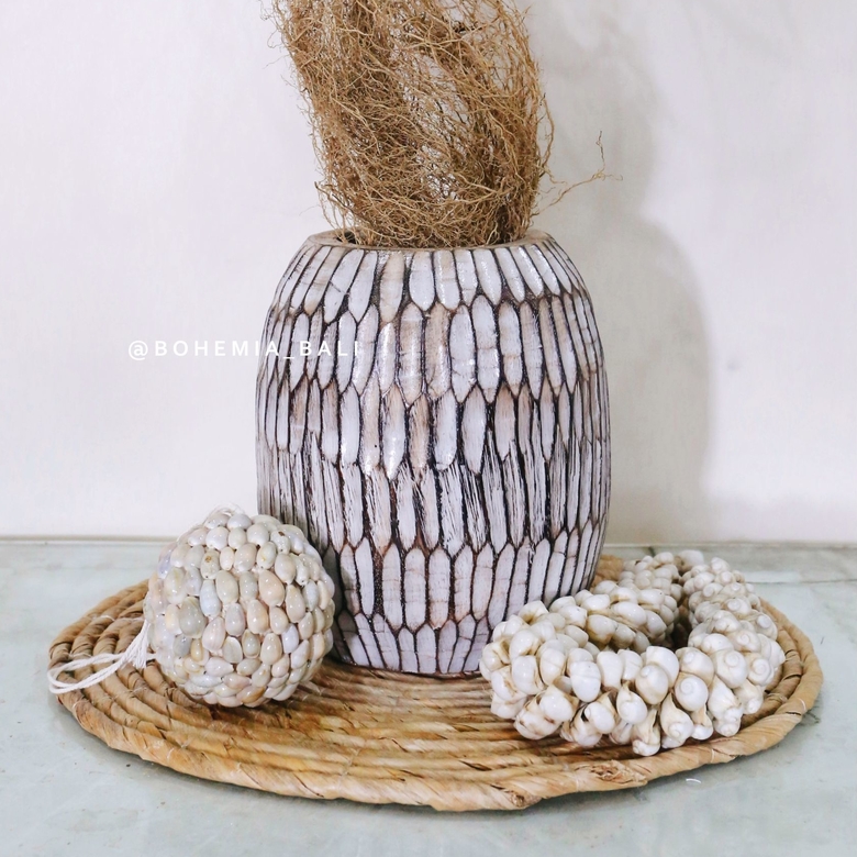 Ваза ручной работы из массива дерева