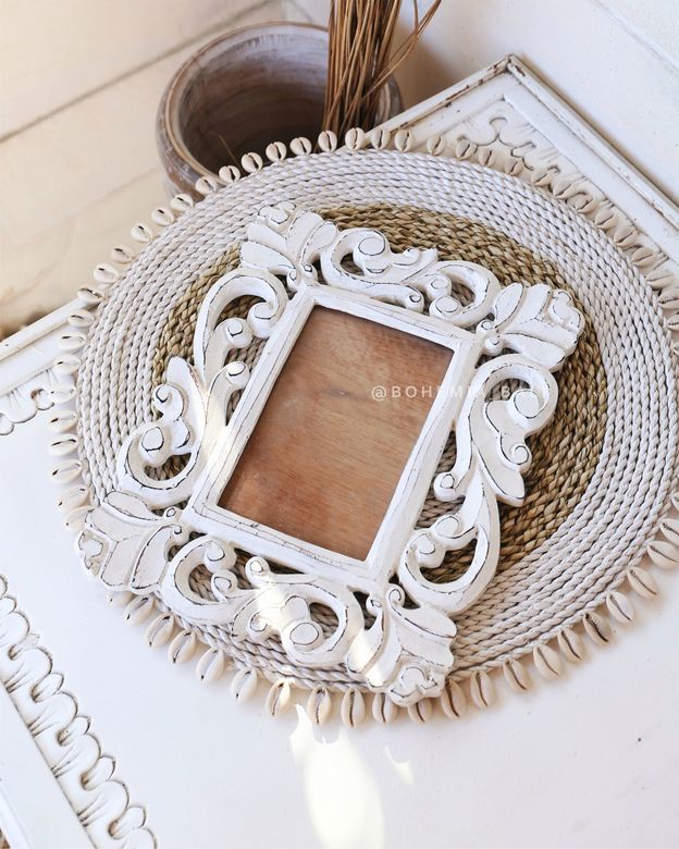 Деревянная рамка ручной работы белого цвета