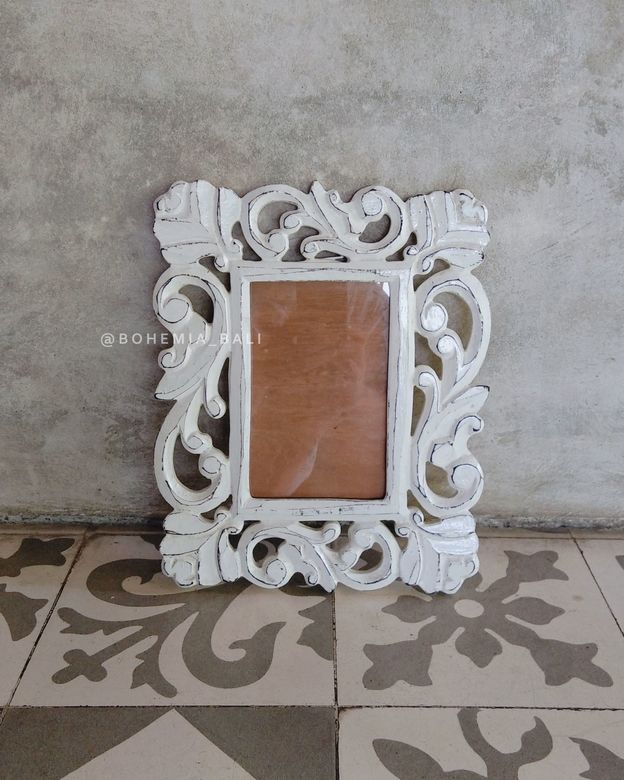 Деревянная рамка ручной работы белого цвета