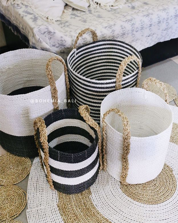 Корзина плетеная белая с черной  полосой