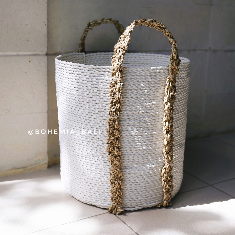 Корзина плетеная белая с бежевыми ручками