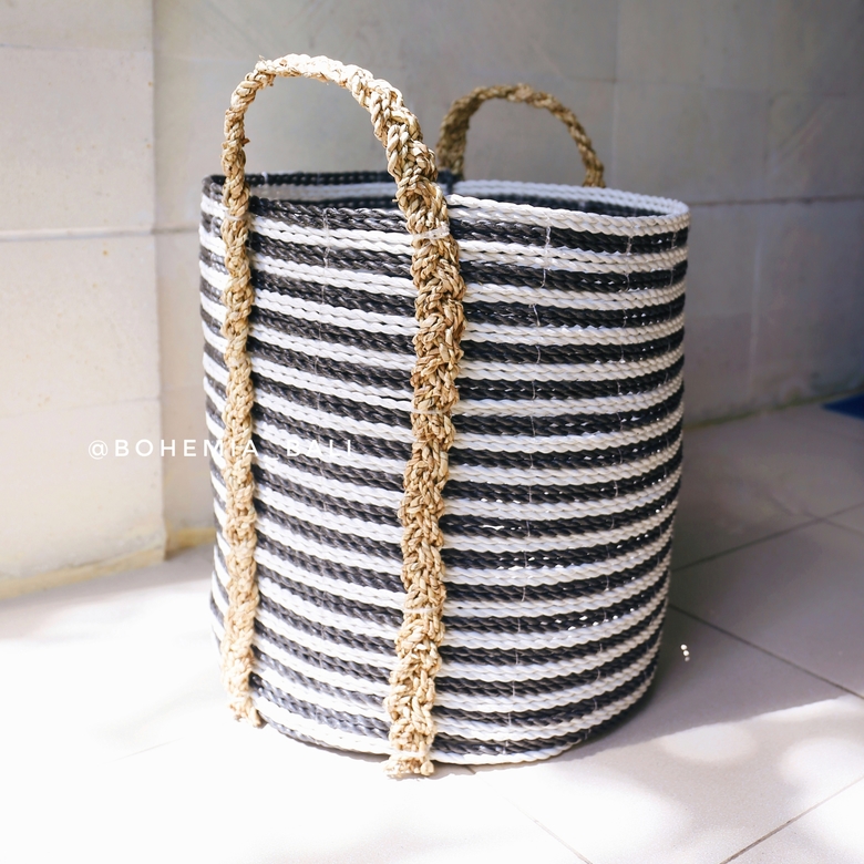 Корзина плетеная в  черную мелкую полоску