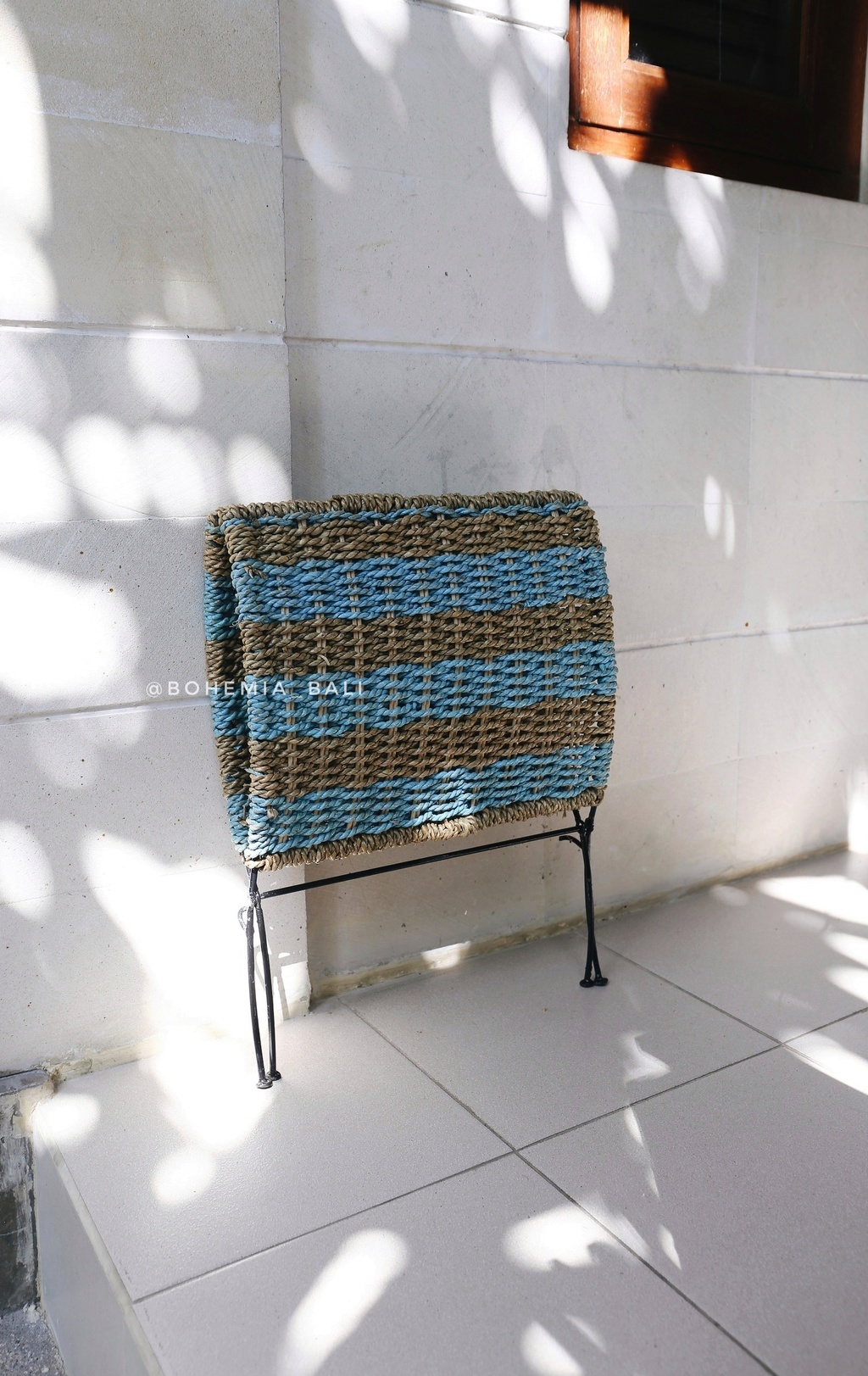 Плетеная складная подставка под предметы