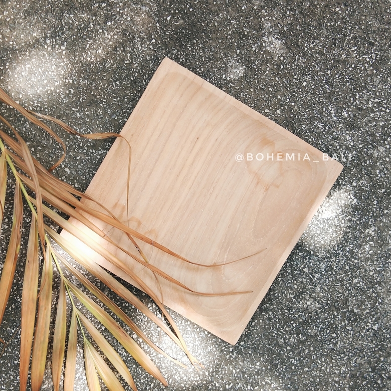 Плоское квадратное блюдо из дерева тик