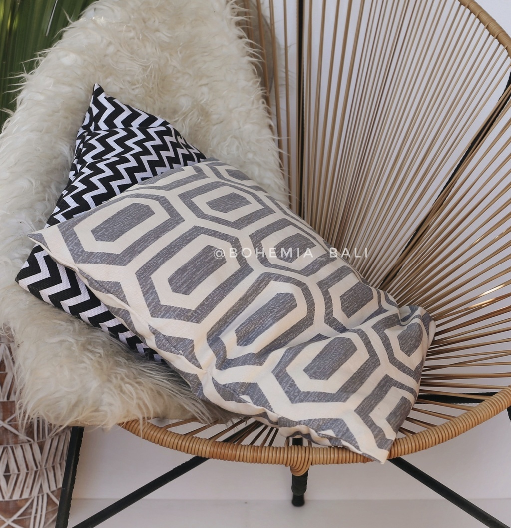 Подушка серая с геометрическим орнаментом