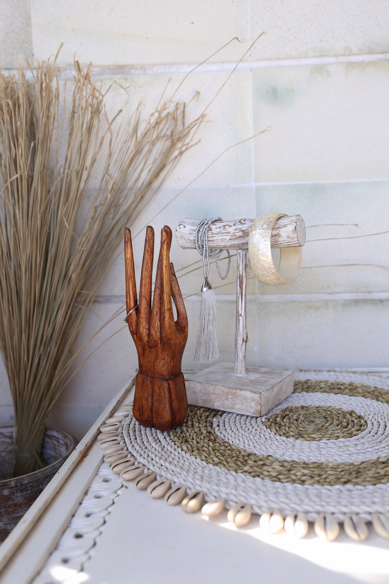 Подставка под украшение из дерева