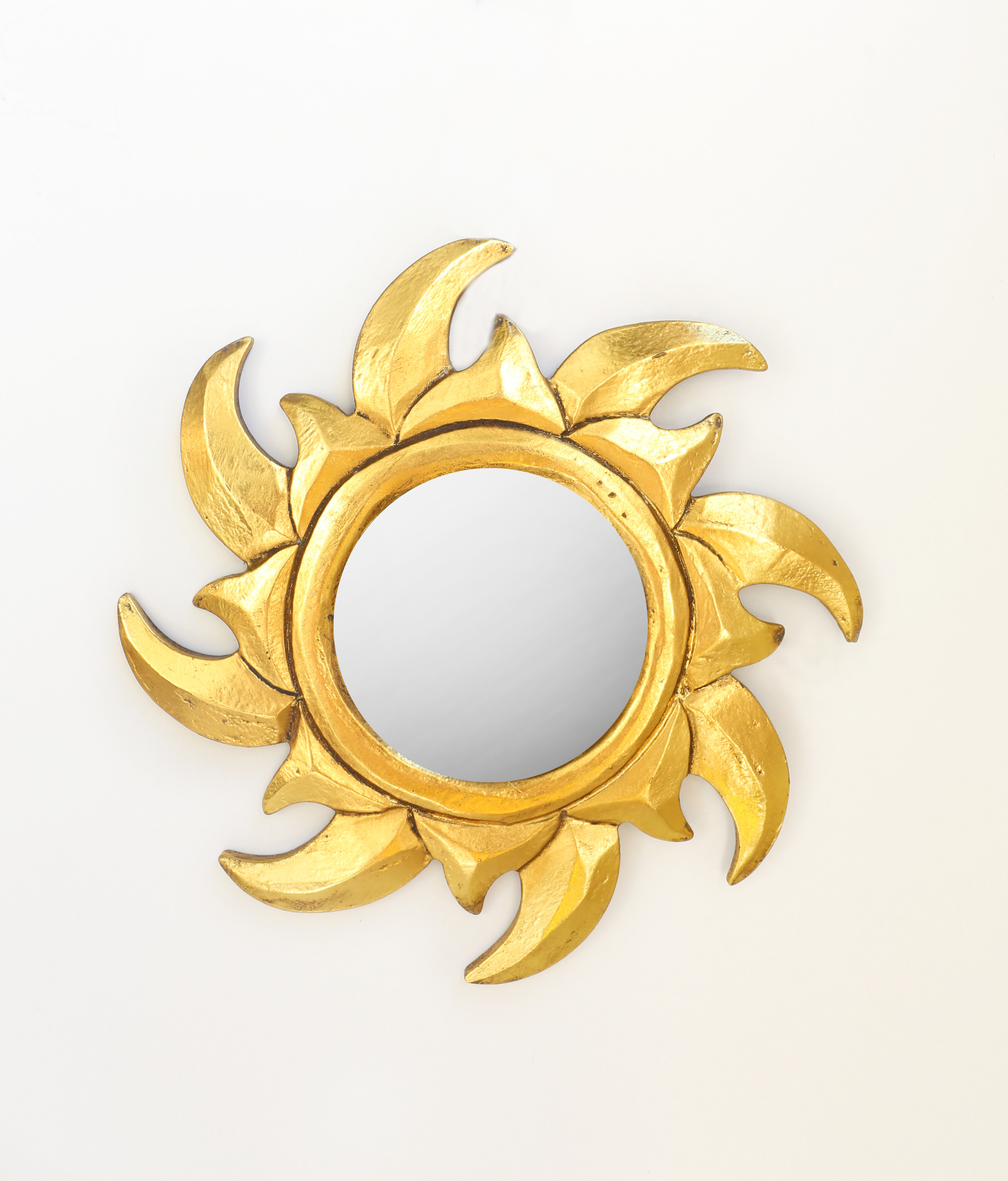 Зеркало в раме из дерева солнце