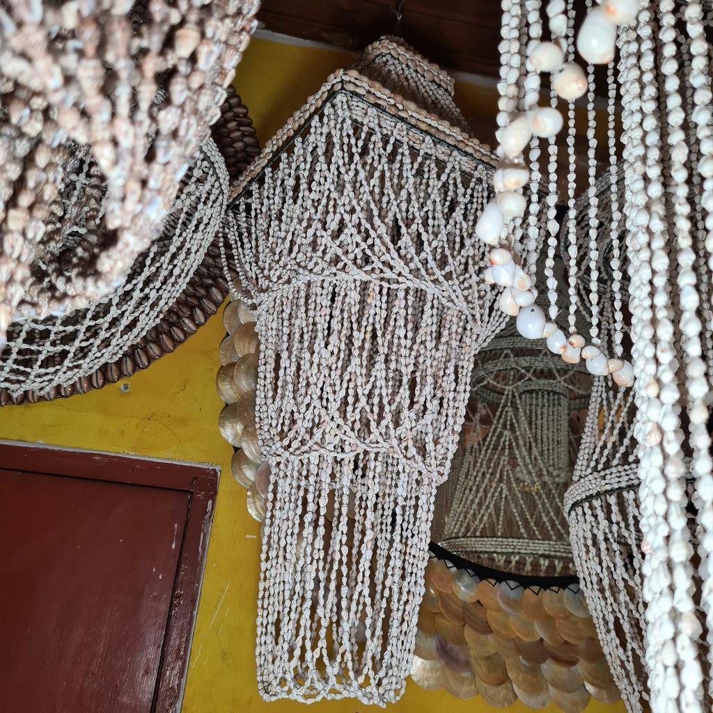 Люстра 35 Белые ракушки 30х30х90