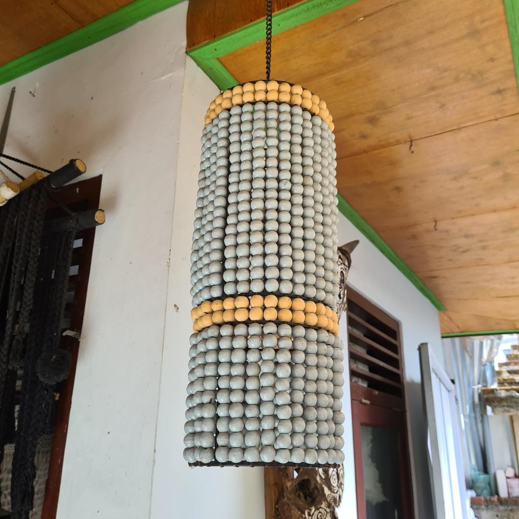 Люстра из деревянных шариков 3 серая вытянутая Д25