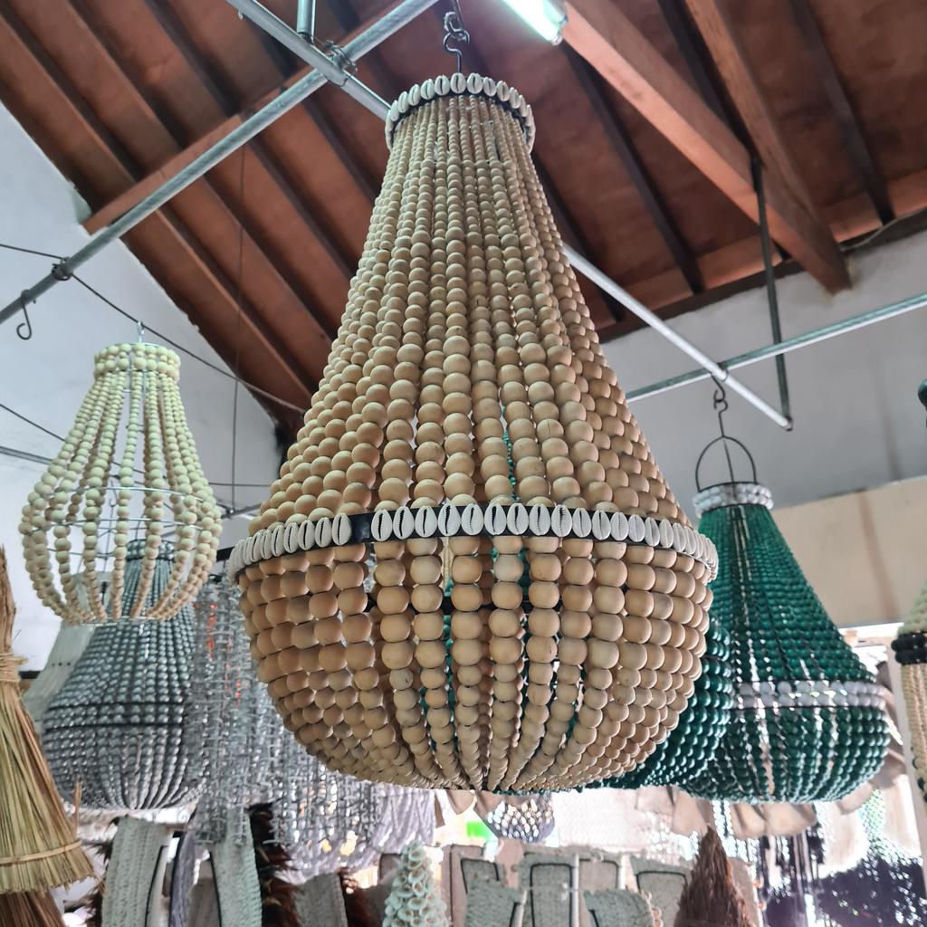 Люстра из деревянных шариков 10 Бежевая с ракушками Д40