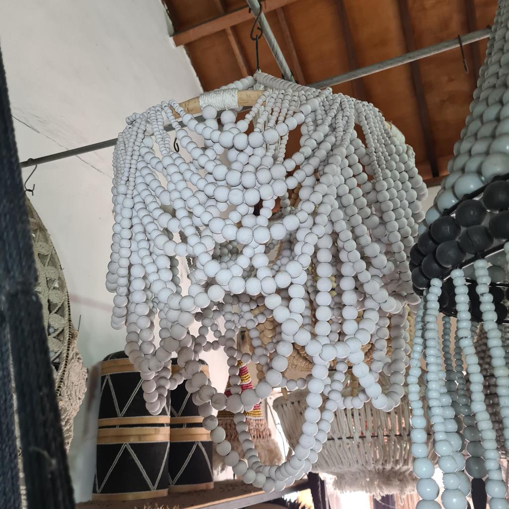 Люстра из деревянных шариков 15 Белая Д50