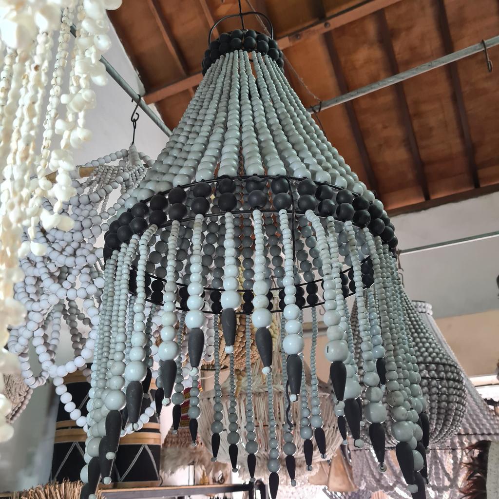 Люстра из деревянных шариков 16 Серая с черными полосамиД40