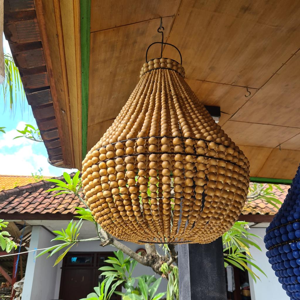 Люстра из деревянных шариков 16 Золотая 50х80