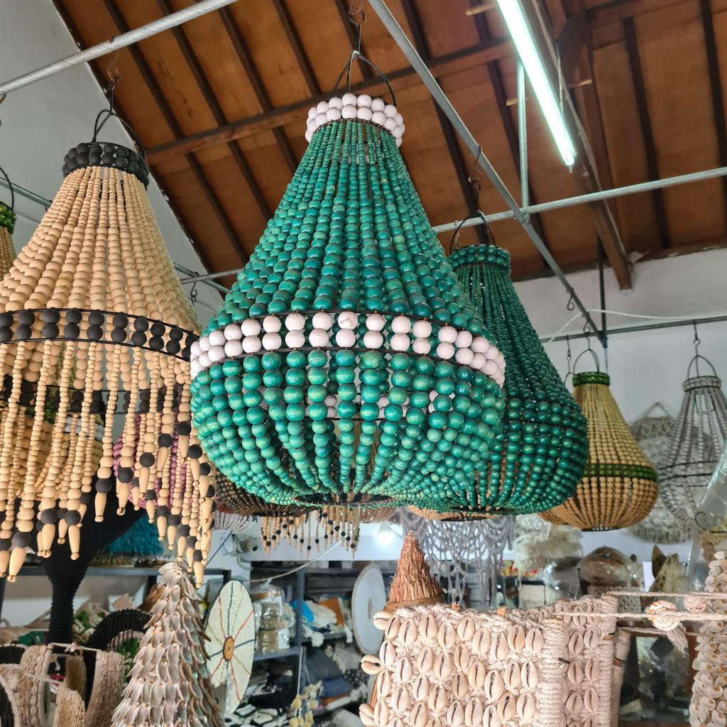 Люстра из деревянных шариков 19 Зеленая с белой полосой Д40