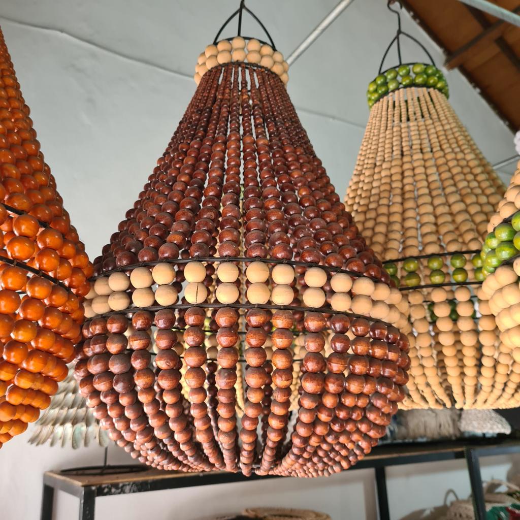 Люстра из деревянных шариков 20 Темно Рыжая с бежевой полосой Д40