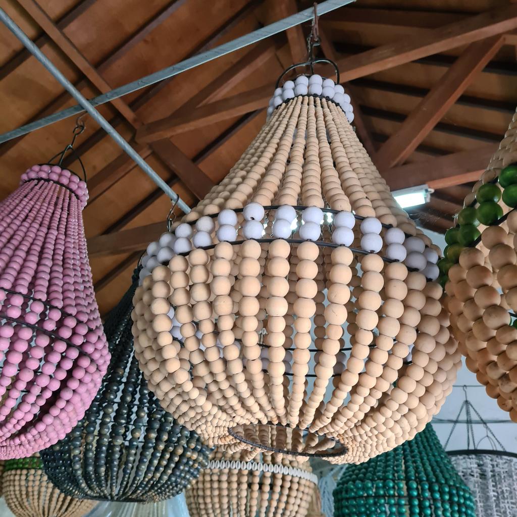 Люстра из деревянных шариков 21 Бежевая с белой полосой Д40