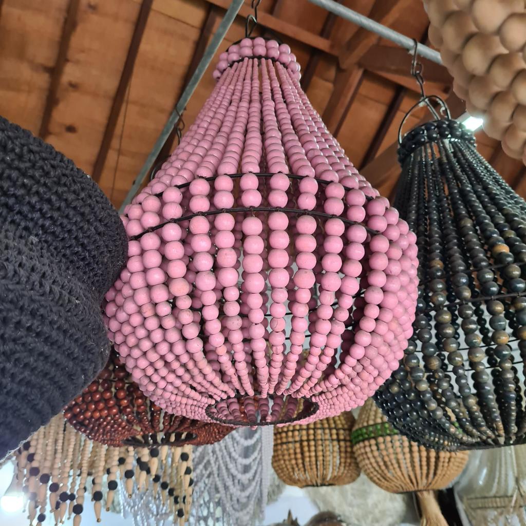 Люстра из деревянных шариков 22 Розовая матовая Д40