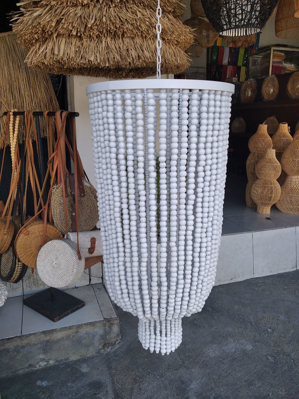 Люстра из деревянных шариков 23 Белая вытянутая 40х80