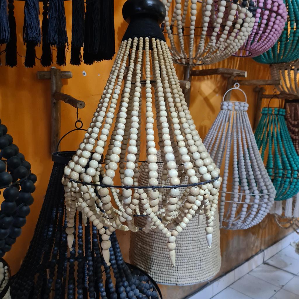 Люстра из деревянных шариков 28 Бежевая 40х60