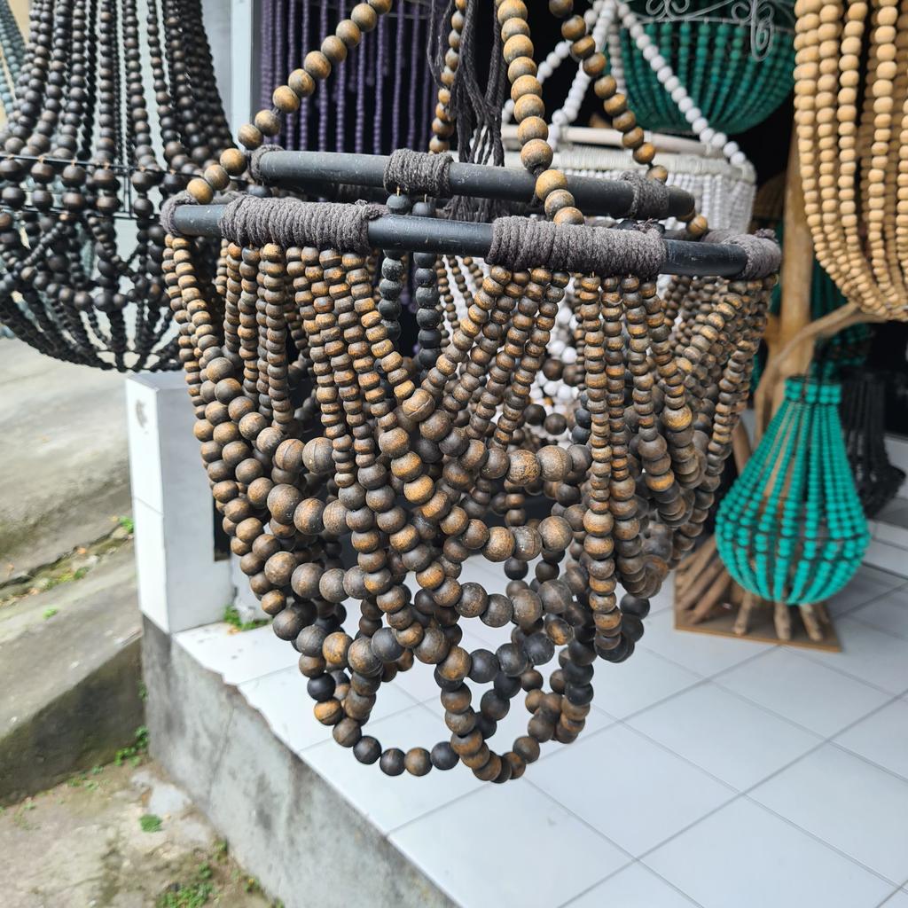 Люстра из деревянных шариков 29 Темная 40х60