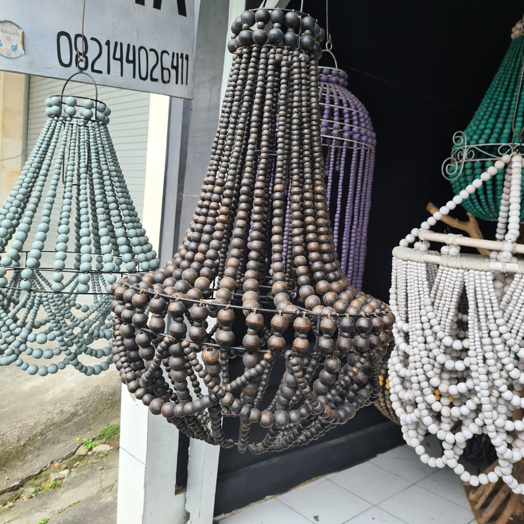 Люстра из деревянных шариков 30 Темная низкая 40х65