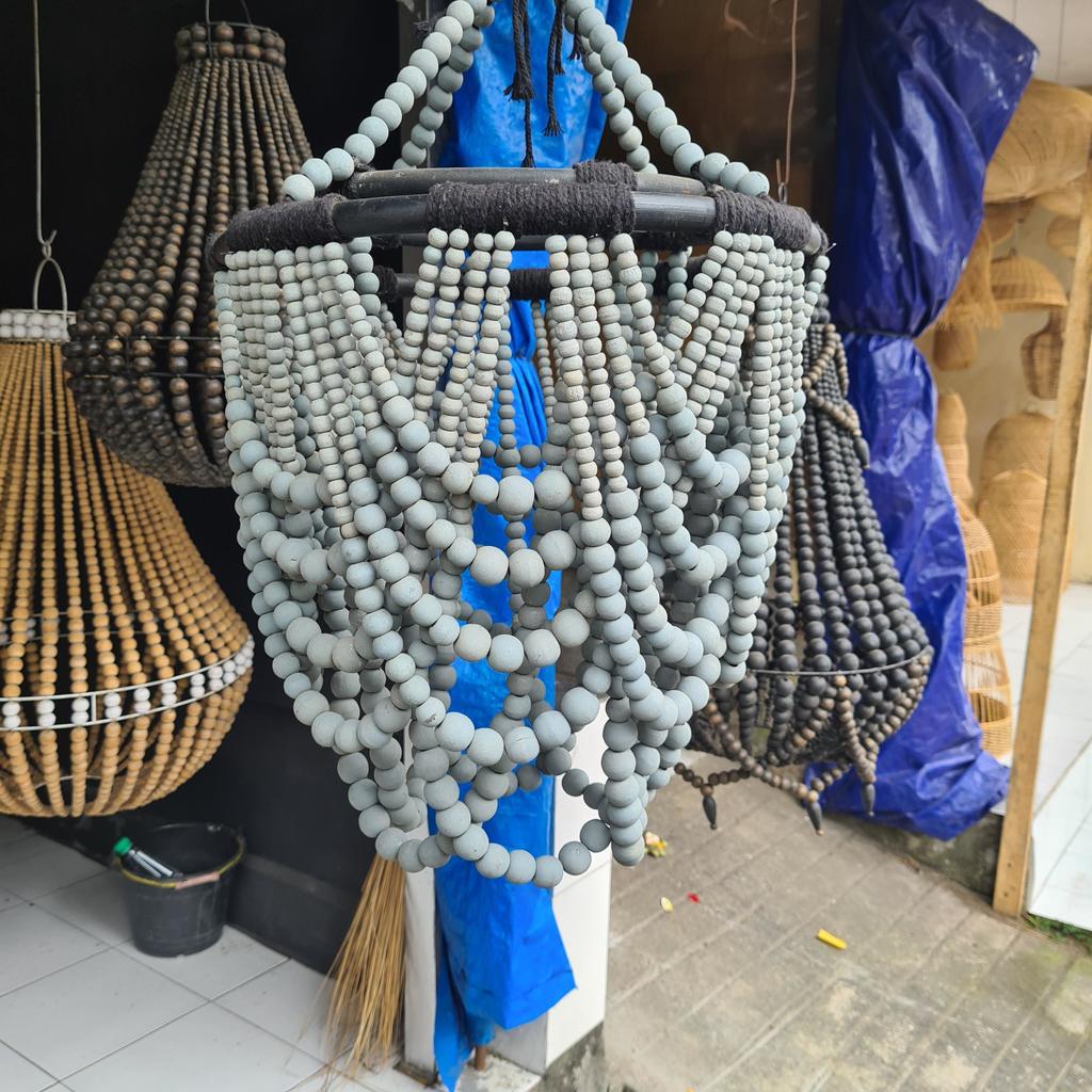 Люстра из деревянных шариков 32 Серая 40х60