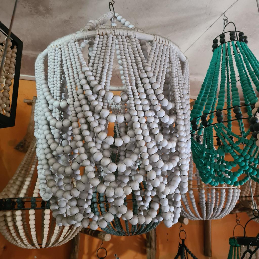 Люстра из деревянных шариков 37 Белая 50х70