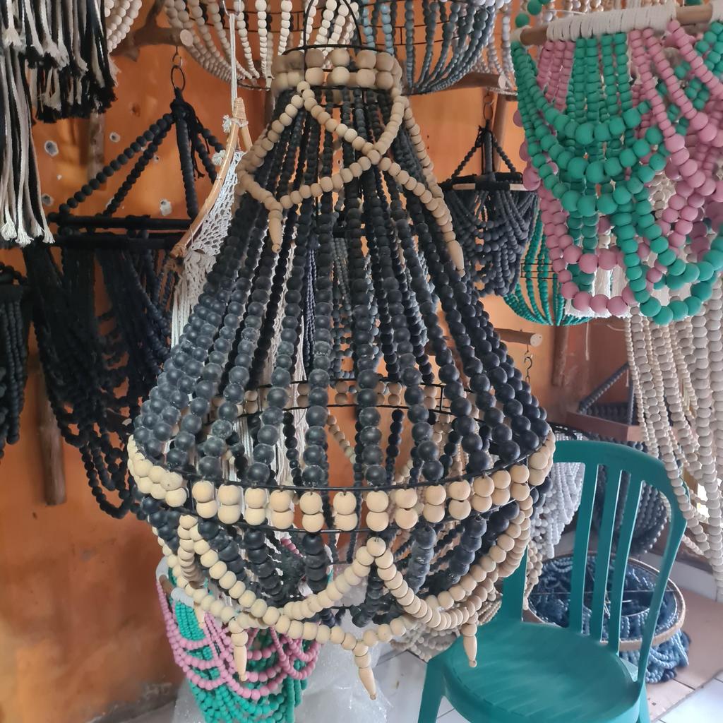 Люстра из деревянных шариков 39 Черно-бежевая 40х60