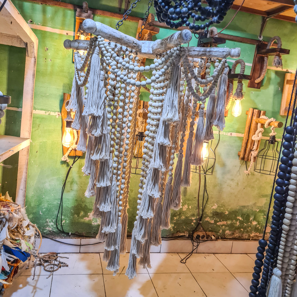 Люстра из деревянных шариков 42 Бежевая + макраме с кисточками 80х100