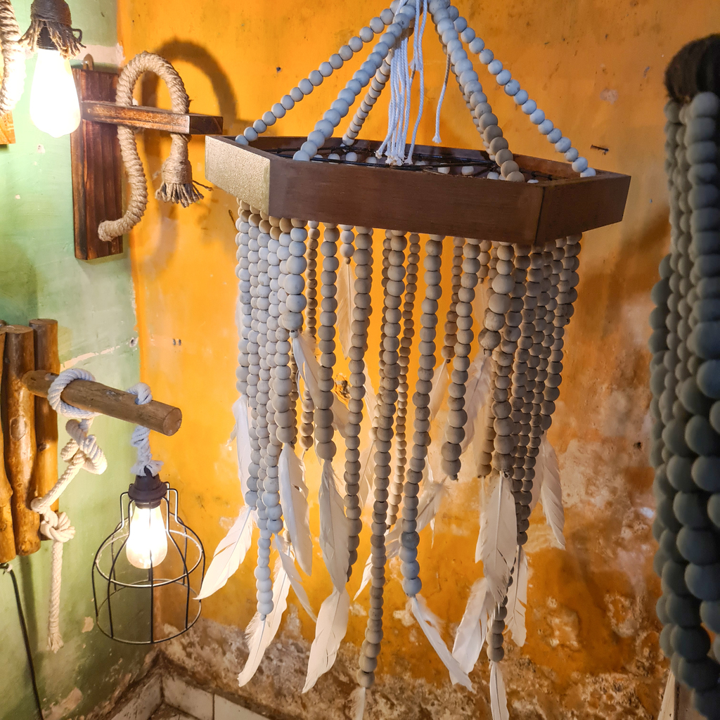 Люстра из деревянных шариков 43 Бежевая+белый+перья 50х70