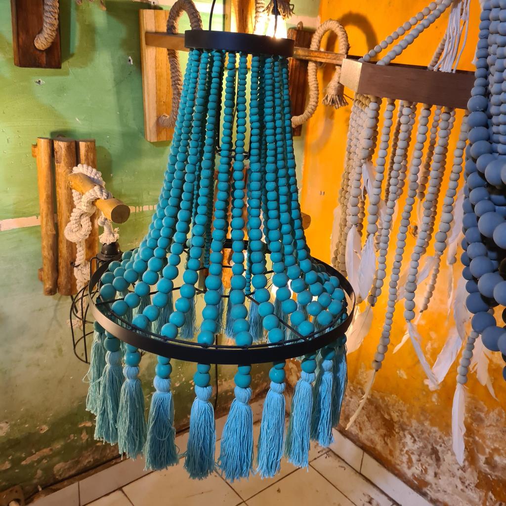 Люстра из деревянных шариков 44 Тифани с кисточками 30х55