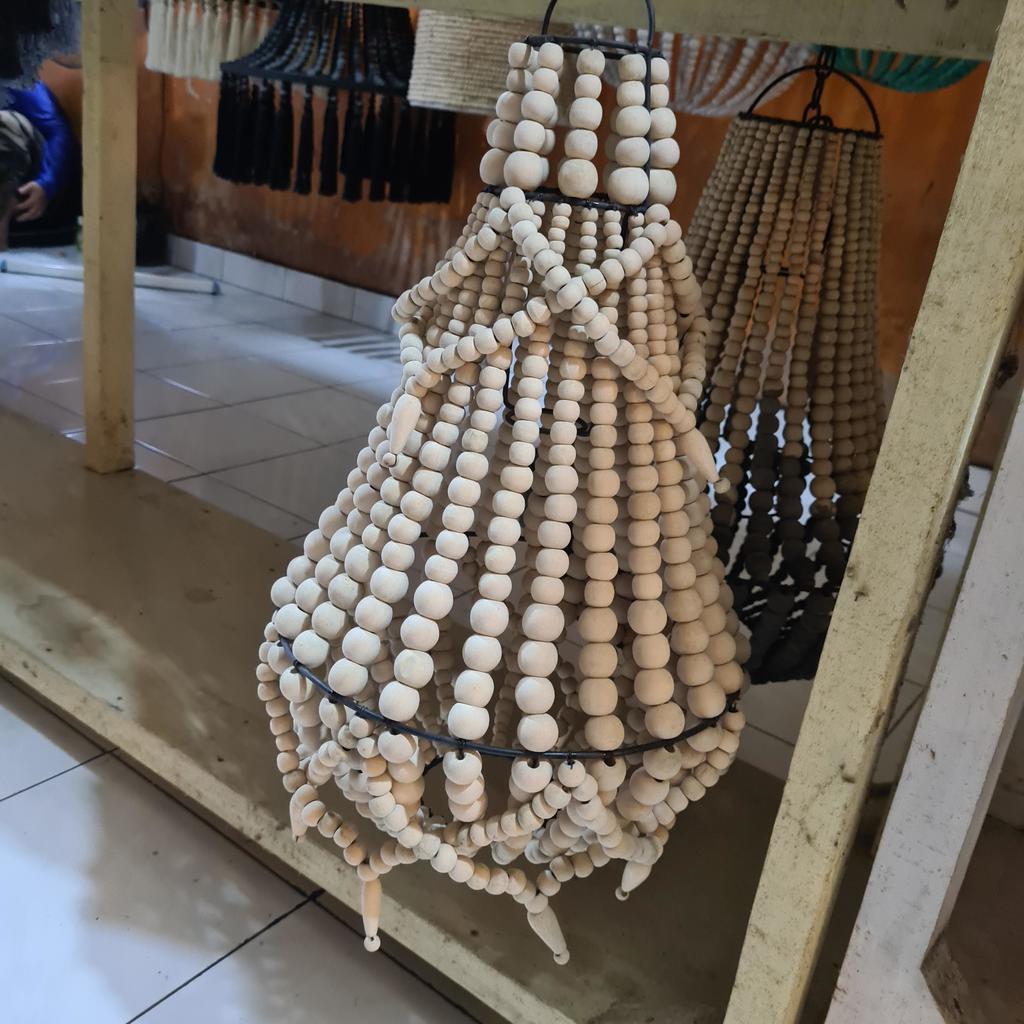 Люстра из деревянных шариков 45 Бежевая 30х55