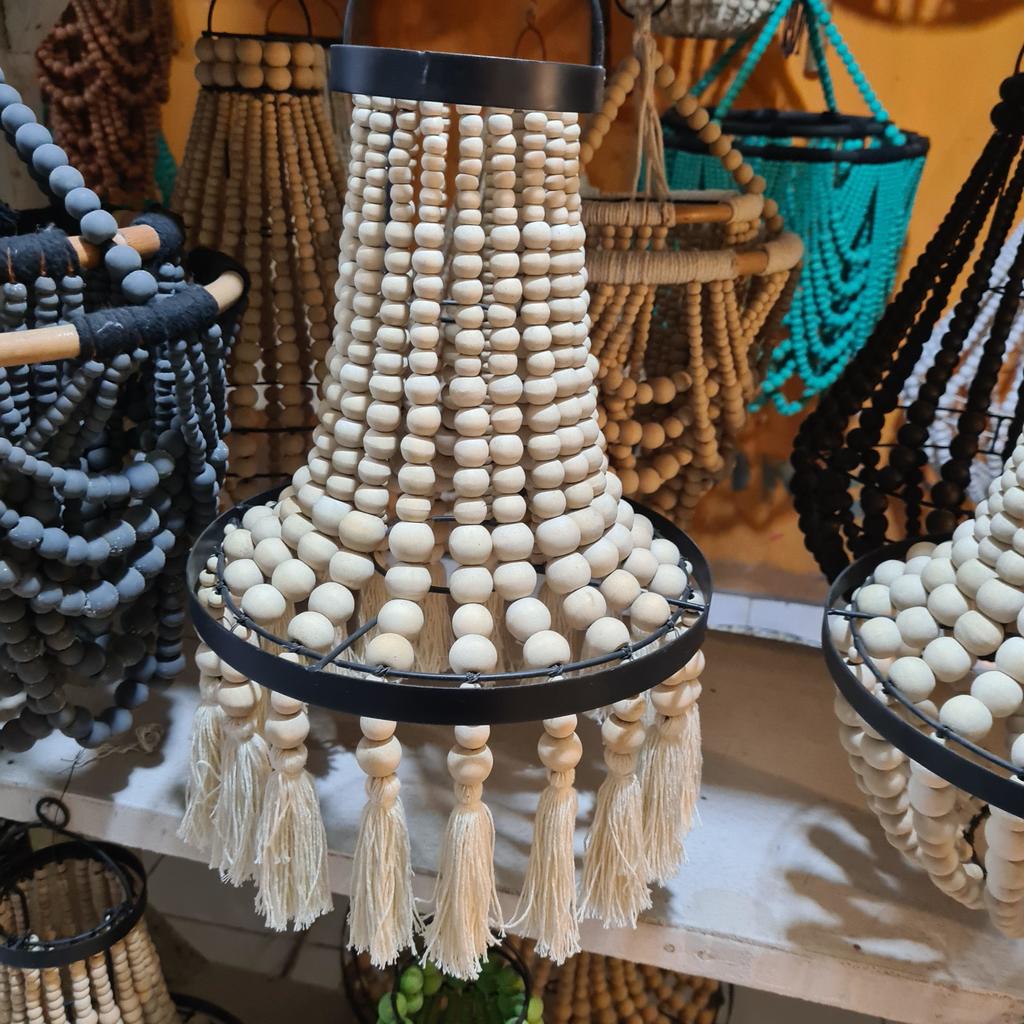 Люстра из деревянных шариков 47 Бежевая с кисточками 30х50