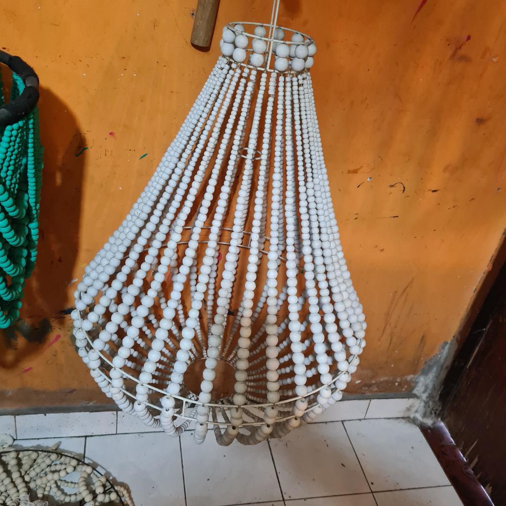 Люстра из деревянных шариков 49 Белая 50х70