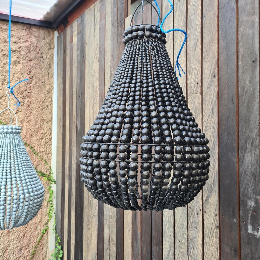 Люстра из деревянных шариков 53 Черная 40х60