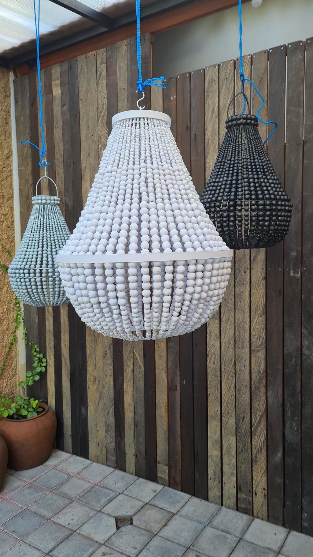 Люстра из деревянных шариков 54 Белая матовая 50х70