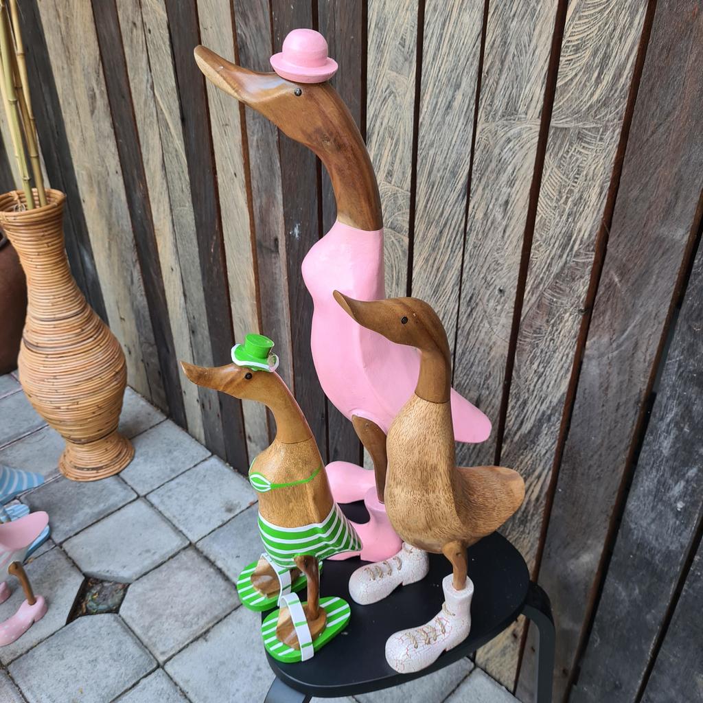 Утка 47см в белых с красным мраморных ботинках