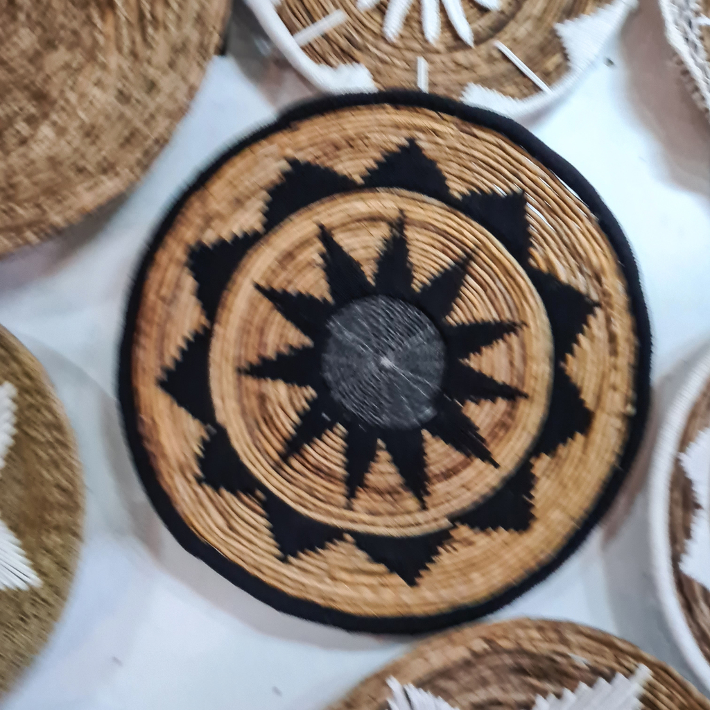 Панно на стену тарелка 7 (Банановый лист + макраме черное))