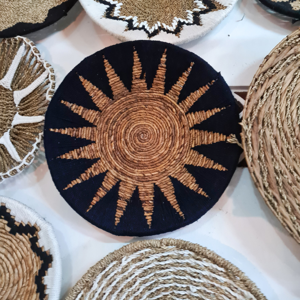 Панно на стену тарелка 9 (Банановый лист + макраме черное)