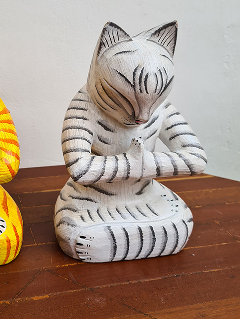 Белый кот лотос